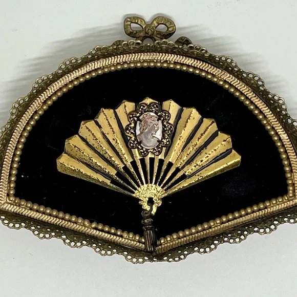 Vintage cameo decor fans - Picture 3 of 9